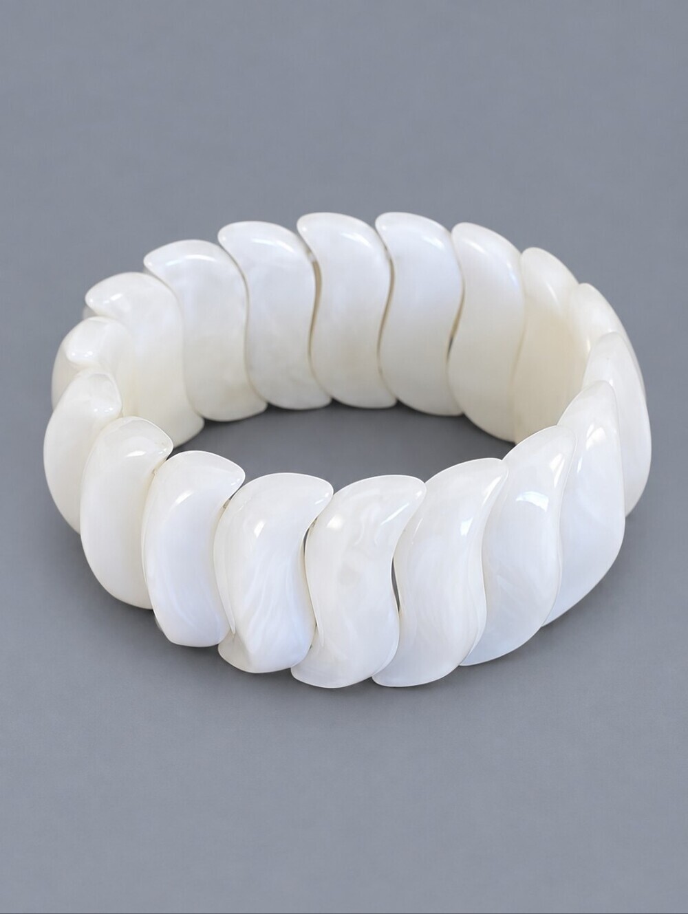 Vtg AVON 1984 Summer Brights Wavy White Acrylic Chunky Stretch Bracelet